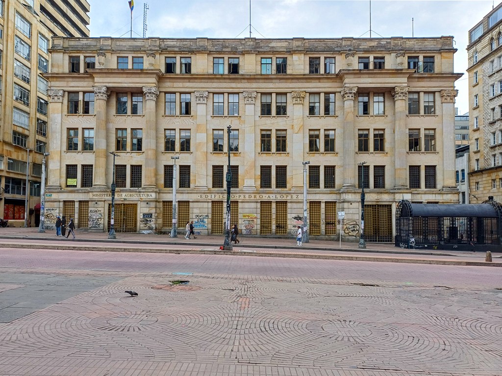 Guide Francophone à Bogota. Visite guidée en Francais. Journée complète : Candelaria-visite historique, marché Paloquemao, Musée Botero, Monserrate