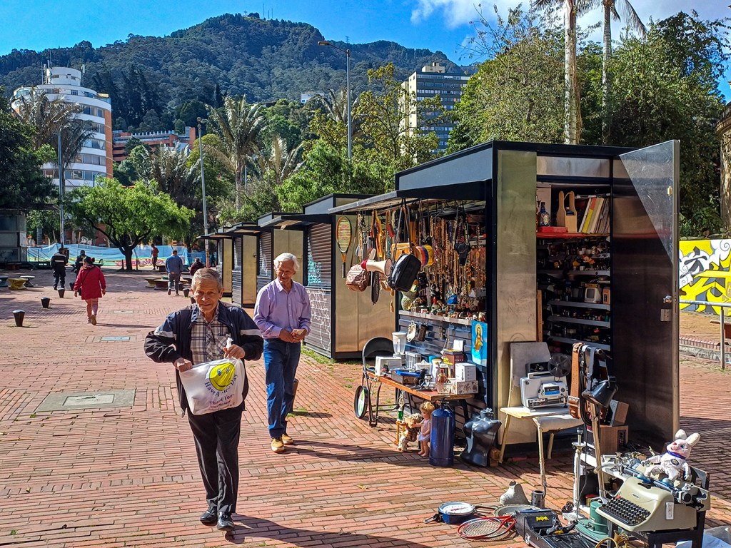 Guide Francophone à Bogota. Visite guidée en Francais. Journée complète : Candelaria-visite historique, marché Paloquemao, Musée Botero, Monserrate