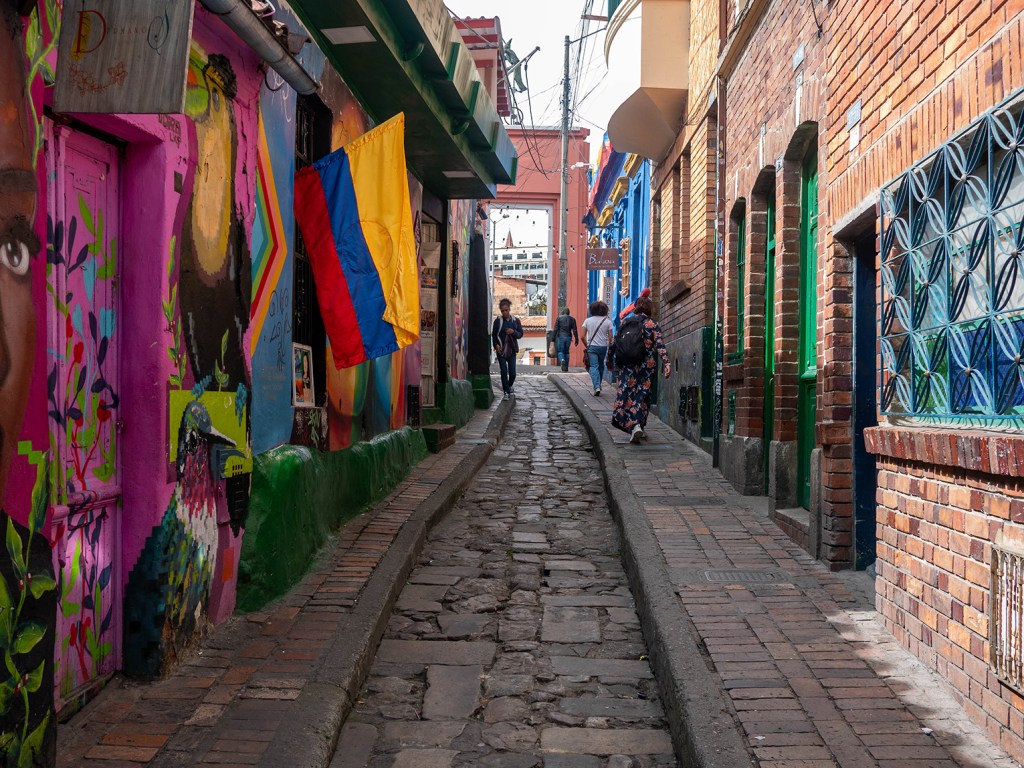 Guide Francophone à Bogota. Visite guidée en Francais. Journée complète : Candelaria-visite historique, marché Paloquemao, Musée Botero, Monserrate