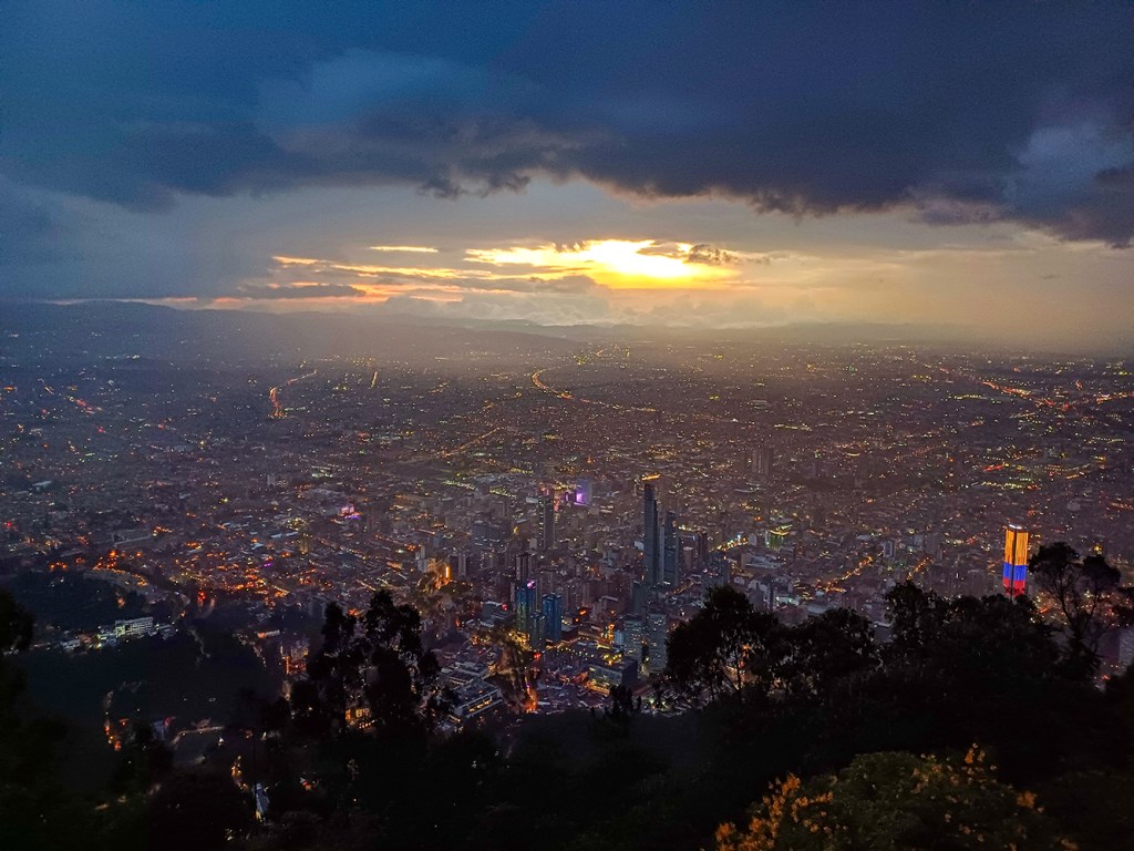 Guide Francophone à Bogota. Visite guidée en Francais. Journée complète : Candelaria-visite historique, marché Paloquemao, Musée Botero, Monserrate