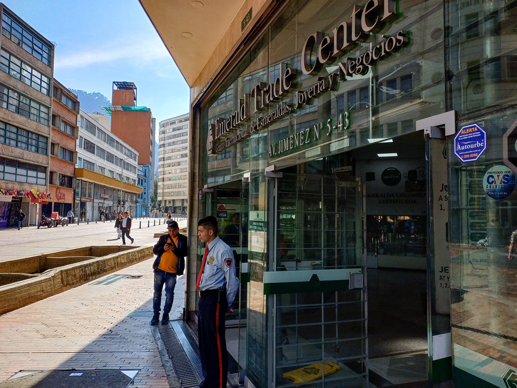 Guide Francophone à Bogota. Visite guidée en Francais. Journée complète : Candelaria-visite historique, marché Paloquemao, Musée Botero, Monserrate