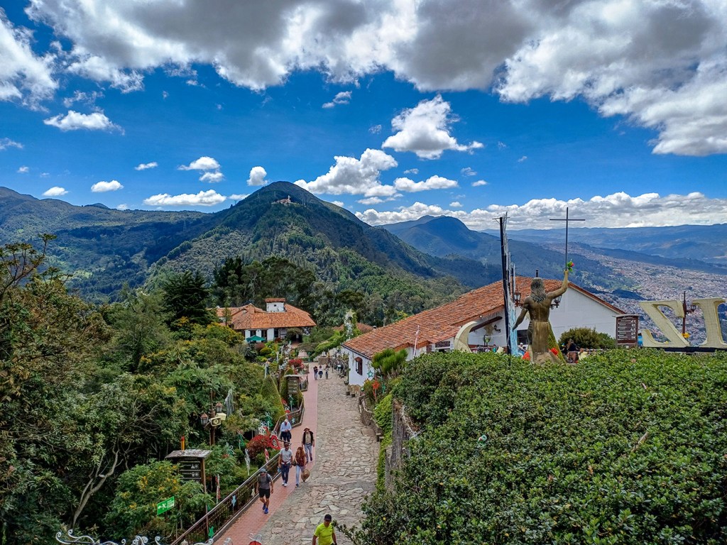 Guide Francophone à Bogota. Visite guidée en Francais. Journée complète : Candelaria-visite historique, marché Paloquemao, Musée Botero, Monserrate