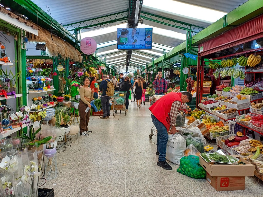 Guide Francophone à Bogota. Visite guidée en Francais. Journée complète : Candelaria-visite historique, marché Paloquemao, Musée Botero, Monserrate