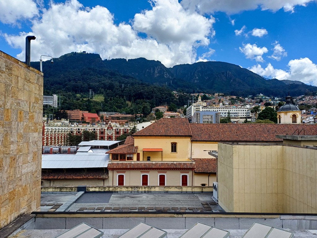 Guide Francophone à Bogota. Visite guidée en Francais. Journée complète : Candelaria-visite historique, marché Paloquemao, Musée Botero, Monserrate