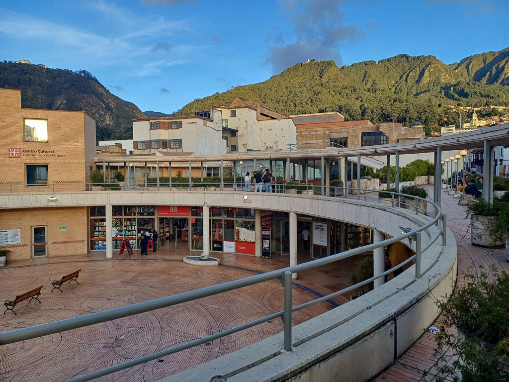 Guide Francophone à Bogota. Visite guidée en Francais. Journée complète : Candelaria-visite historique, marché Paloquemao, Musée Botero, Monserrate