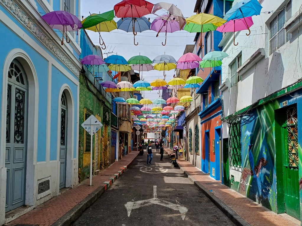 Guide Francophone à Bogota. Visite guidée en Francais. Journée complète : Candelaria-visite historique, marché Paloquemao, Musée Botero, Monserrate