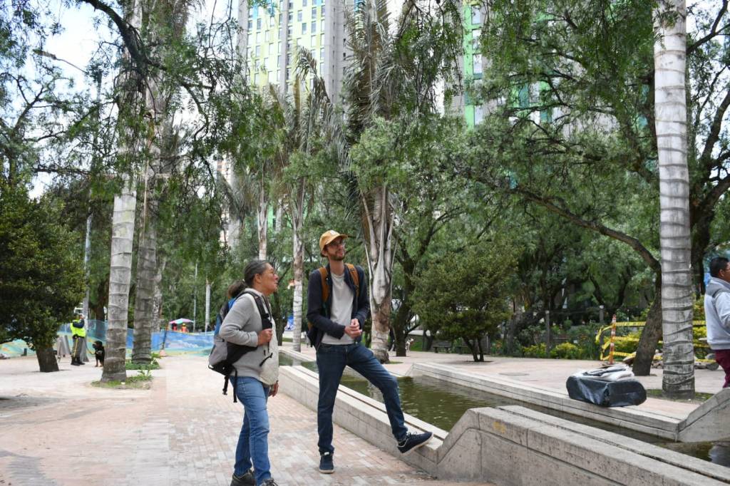 Guide Francophone à Bogota. Visite guidée en Francais. Journée complète : Candelaria-visite historique, marché Paloquemao, Musée Botero, Monserrate